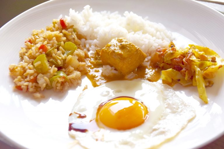 カレーと焼きそばに目玉焼きを添えて