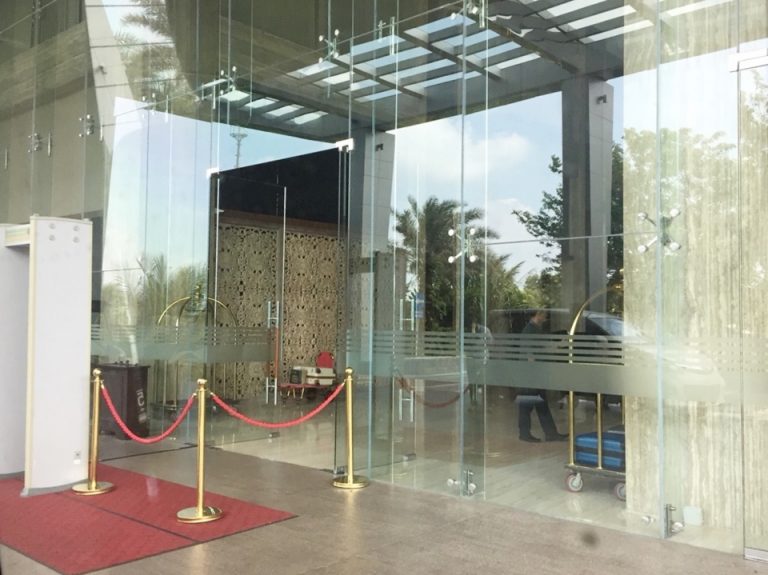 ホテル入口拡大