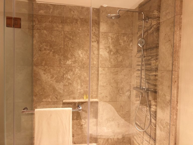 シャワールーム全体