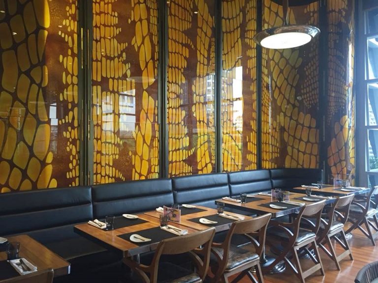 館内のレストランの壁はワニをイメージ 昔この一帯は沼地だったそうです