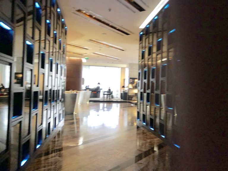 宿泊フロアに向かうエレベーター側から見たフロント