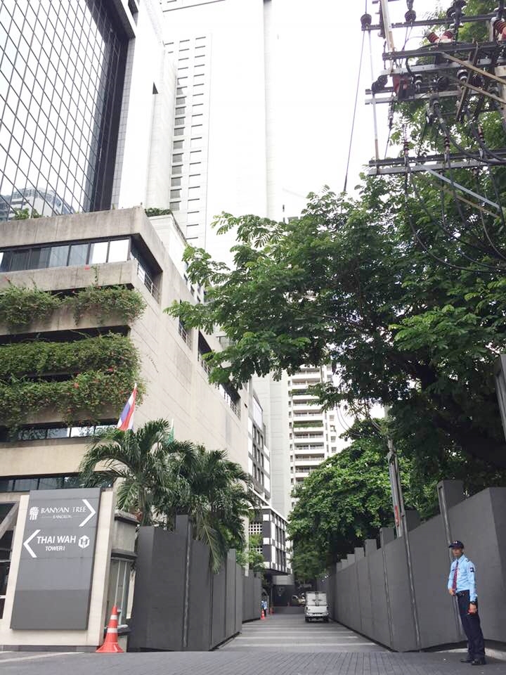 大通りから少し中に入ったエントランス