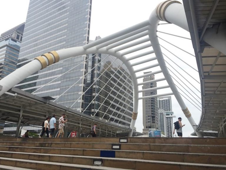 ホテルと向いのビルをつなぐ広場は有名な撮影スポット