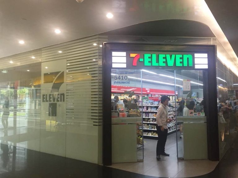 ホテル横のビル内にはセブンイレブンもある