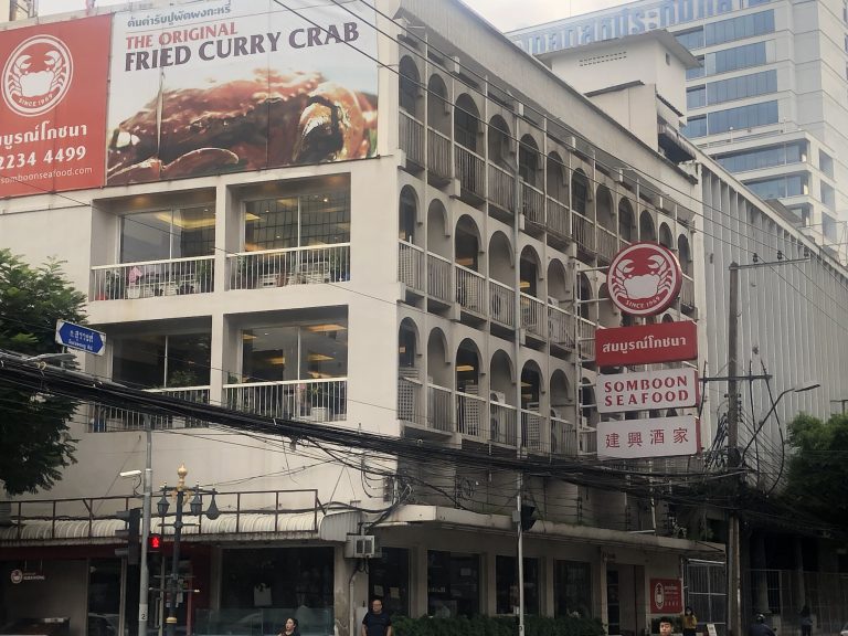 ホテルの右斜め前にある有名レストラン。蟹をカレー味で卵とじにしたタイ料理、プー・パッポン・カリーというメニューが名物のお店ソンブーンが至近距離なのです。ガイドブックに必ず載っているお店で一度は食べてみたかったのでこの近さは嬉しかったです。