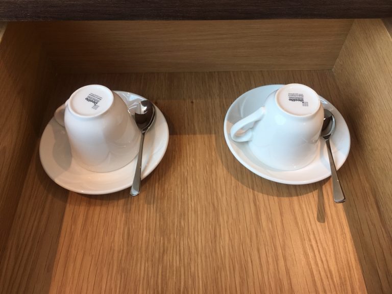 カップはイギリス製