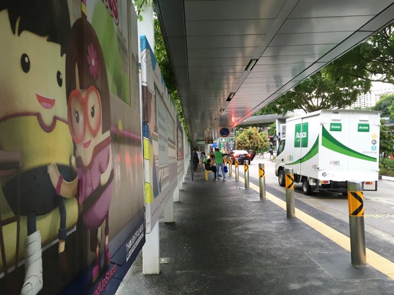 ホテルから電車までの道