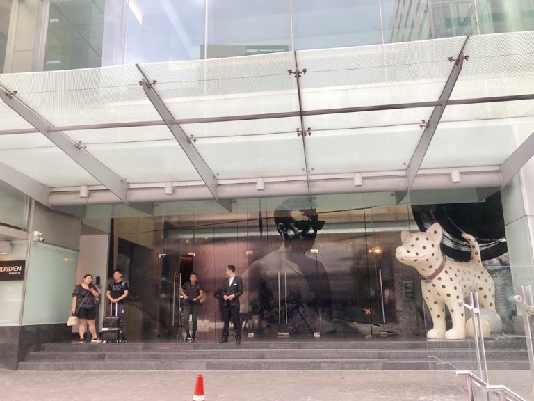 通り沿いからでも犬のオブジェが目立つエントランス