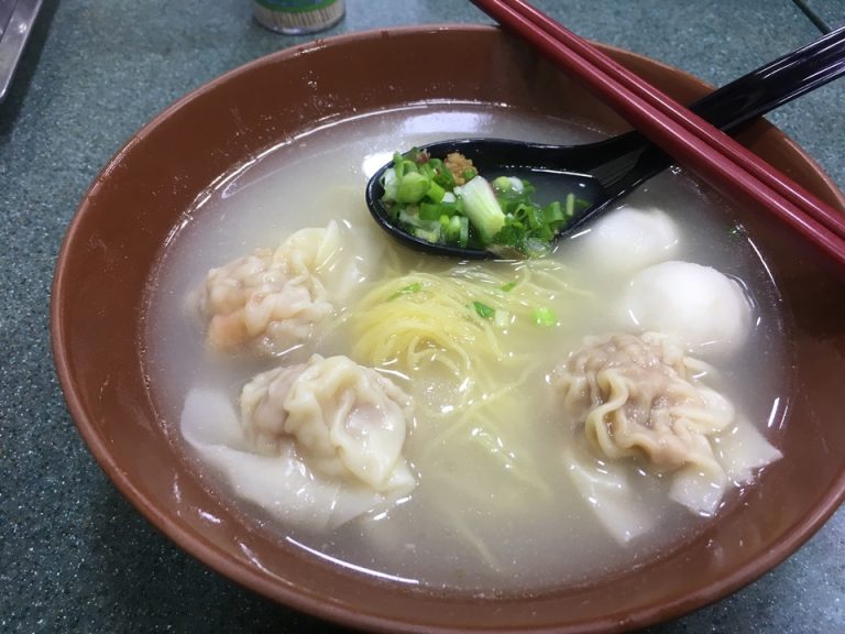 潮城魚蛋粉の雲呑魚肉丸麺(ワンタン魚肉団子麺)この細麺とワンタンに入っているエビが美味しいです。