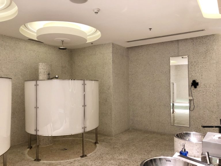 シャワースペースと手洗い場もかなりスペースにゆとりがありました。