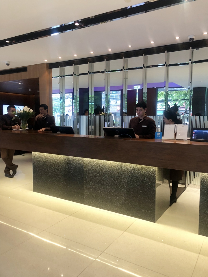 ゆっくりチェックイン出来る長いカウンター