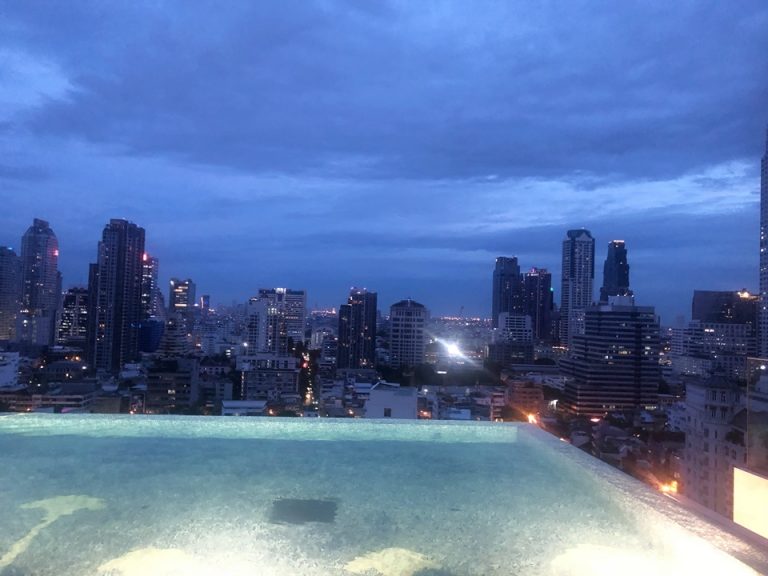 インフィニティプールとバンコクの夜景。もう観光に行かずにこのまま夜をここで過ごしたくなってしまうほど気に入りました