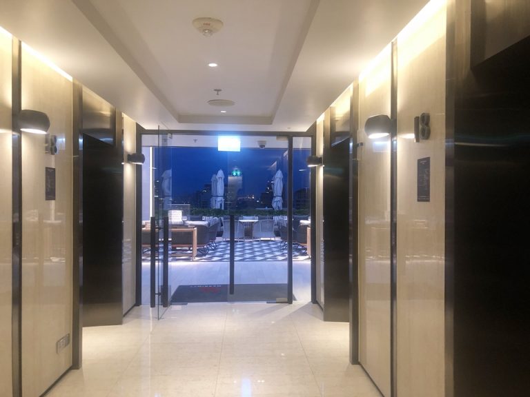 プールとスパはエレベーターホールを挟んだ真向かいにあります