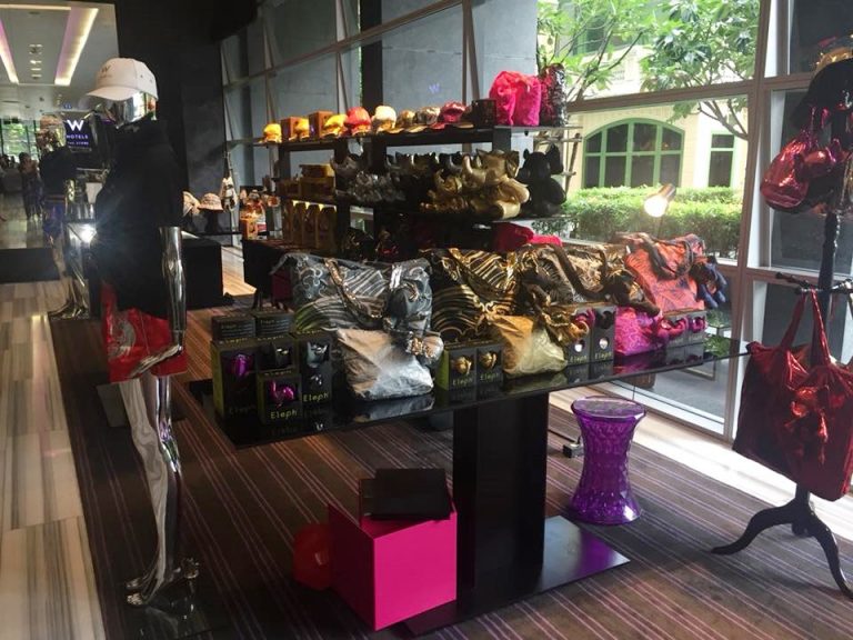 タイのデザイナーさんによるバッグも