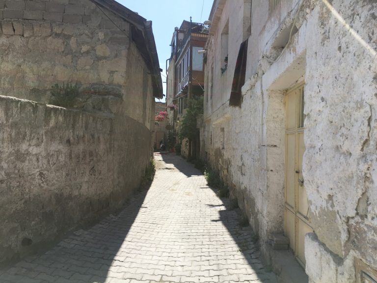 ホテル近くの道