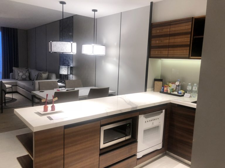 ドアを開けてすぐ手前にキッチンがあります