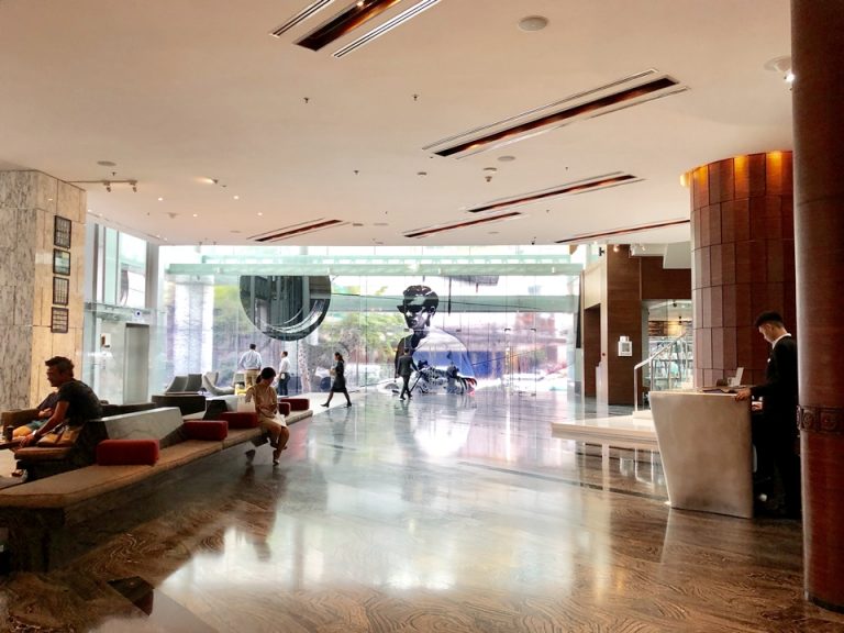 ガラスを多用しているので明るい印象のロビー