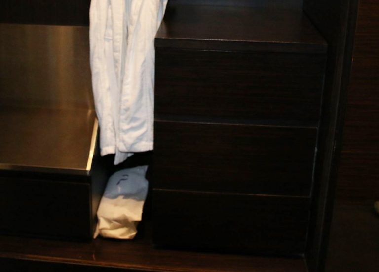 上から1段目が金庫BOX2段目が靴掃除・靴ベラ関係3段目は何も入ってません