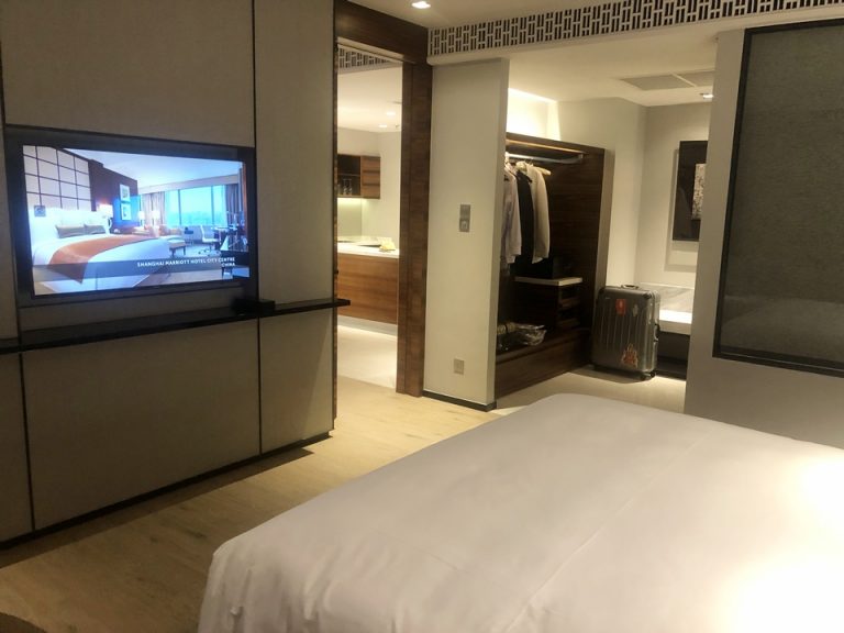 ベッドの向かい側にも大型テレビがついています