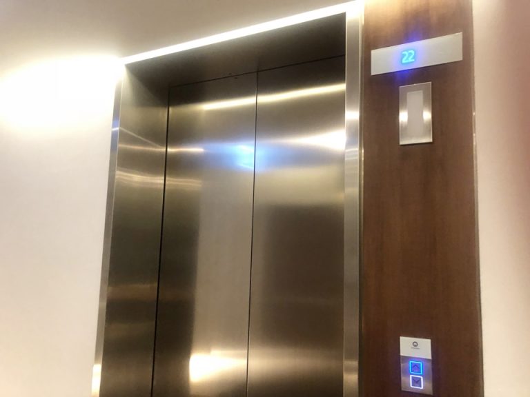 エレベーターのドアはごく普通ですが階数表示は見やすいと思いました。