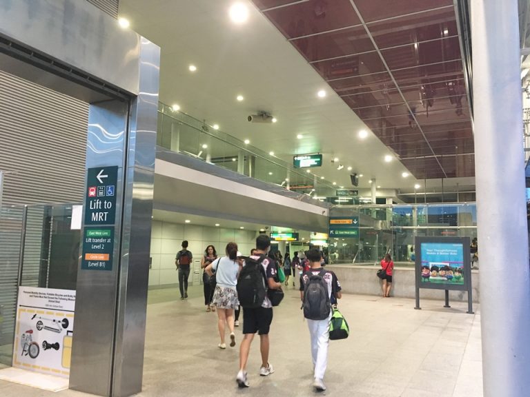 電車MRT乗り場の光景