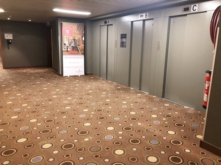 客室入口付近廊下