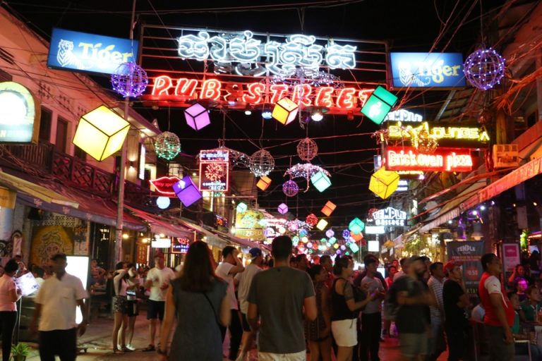 シェムリアップの夜の繁華街 _pub street_(ホテルから徒歩10~15分)1-1.