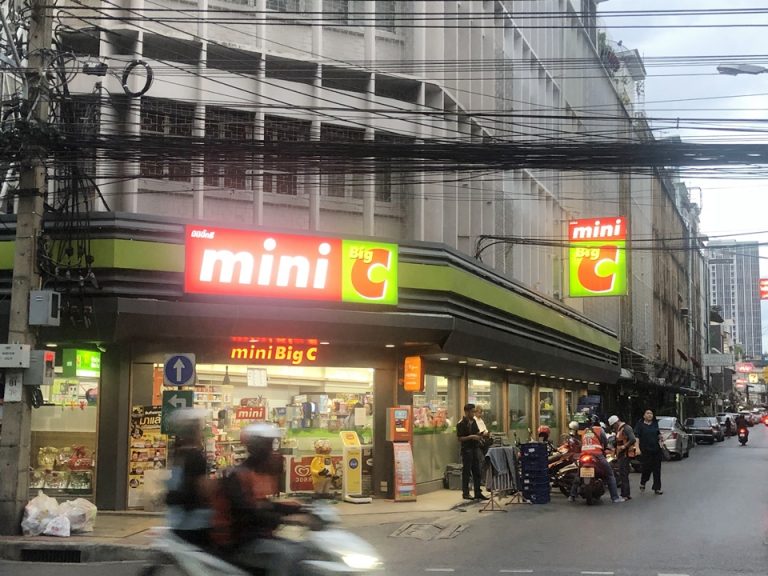 ホテル正面にはスーパーマーケット