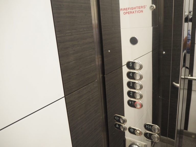 エレベーターボタン