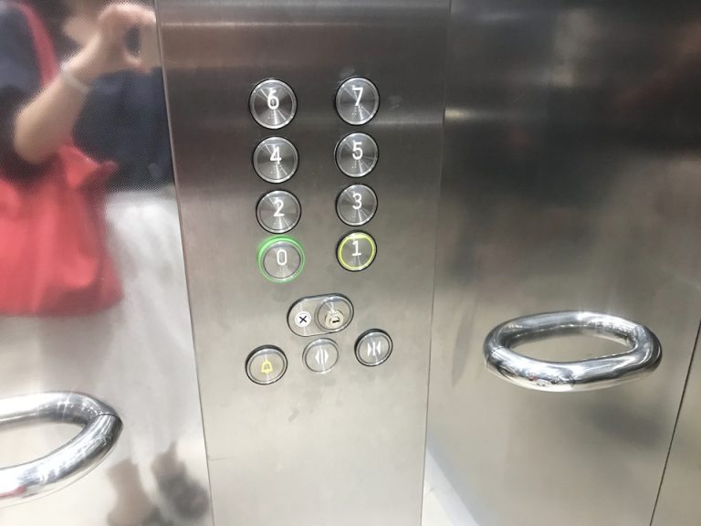 エレベーターボタン