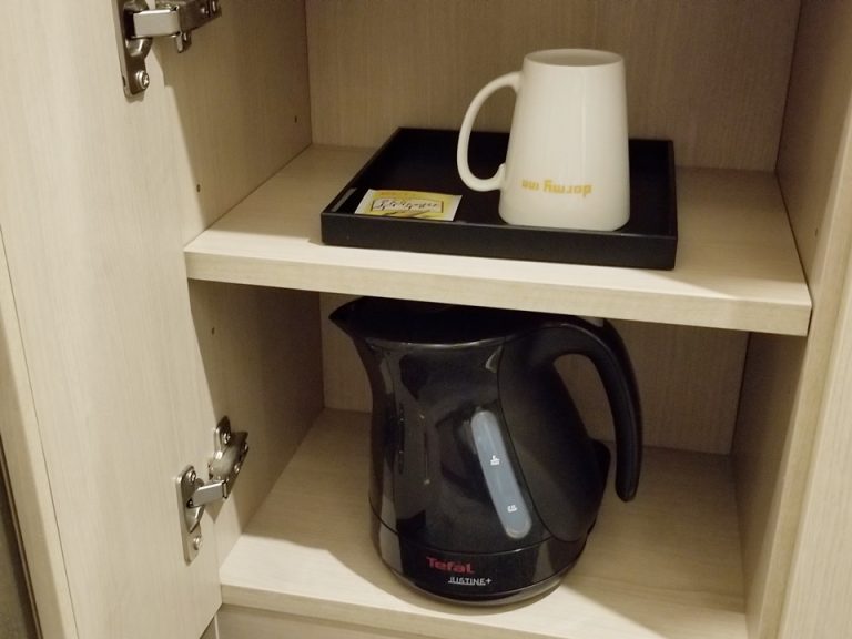 コーヒーポットとマグカップ(洗面下部)