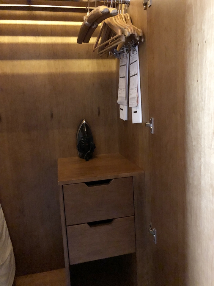 クローゼット中右