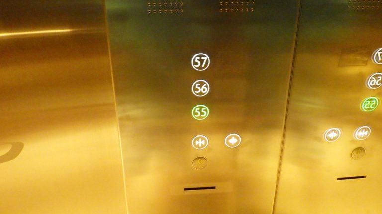 エレベーター(55階からプールへ)