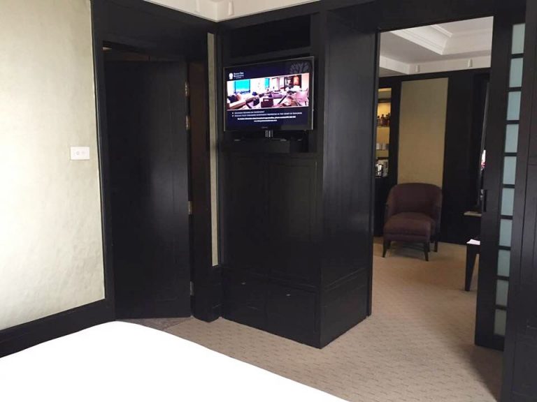 ベッドから見えるTV