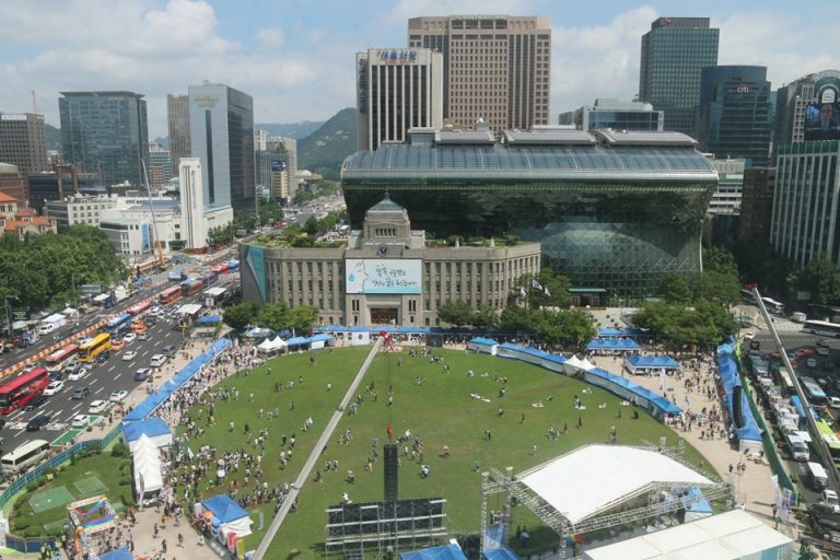 土曜日朝8時くらいから爆音でクラブ音楽が流れていたソウル広場