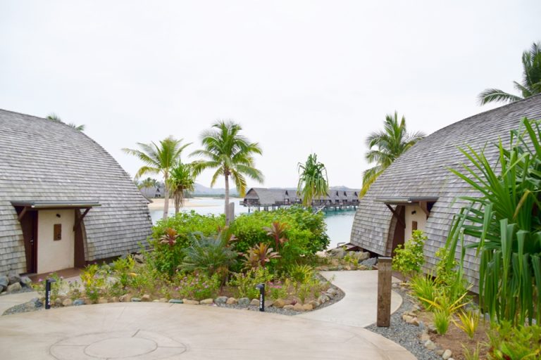 オーシャンフロントヴィラから水上ヴィラを眺める