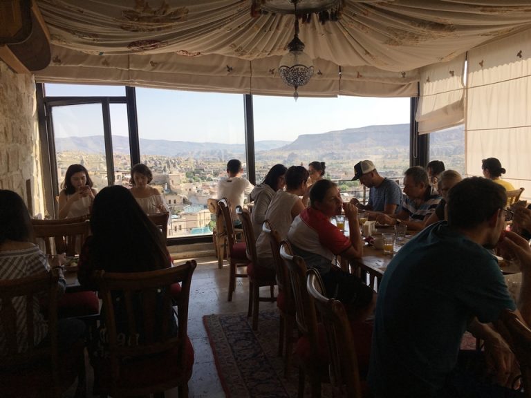 朝食ブッフェのテーブル席