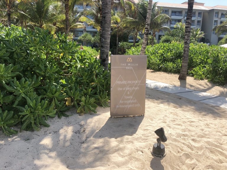 プールからビーチに向かう案内