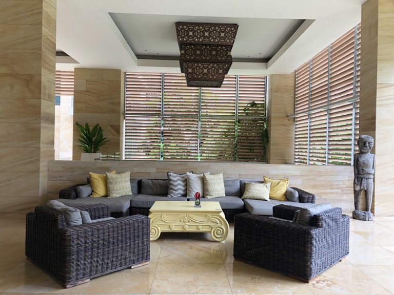 フロント付近のソファ