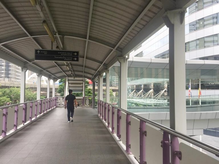 駅から降りるとこの通路をたどってホテルへ