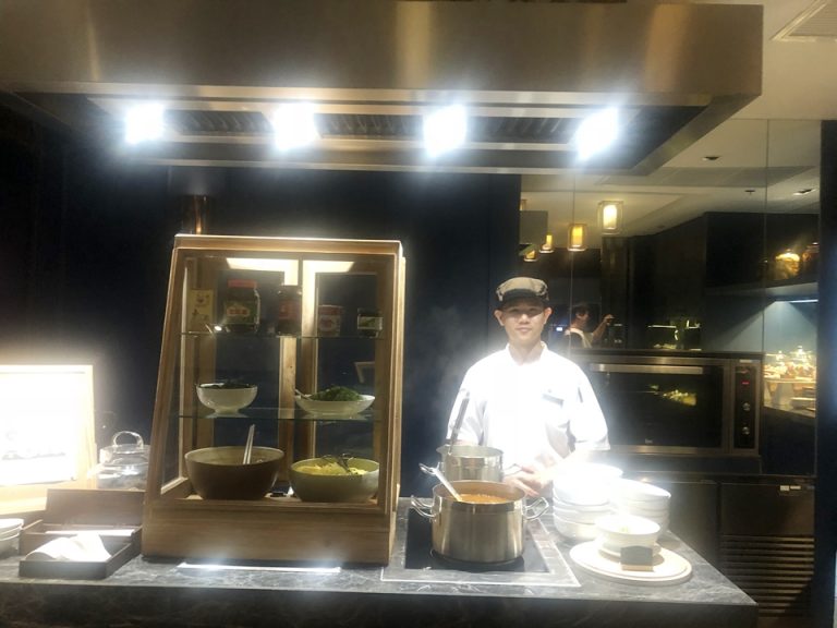 ヌードルコーナー。オーダーしてその場で作ってもらいます