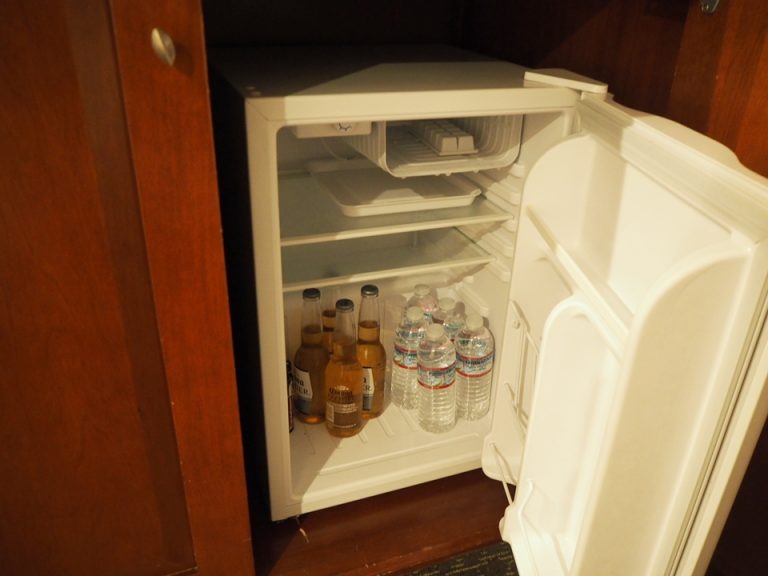 冷蔵庫開けた状態(中身は本来何も入っていません)