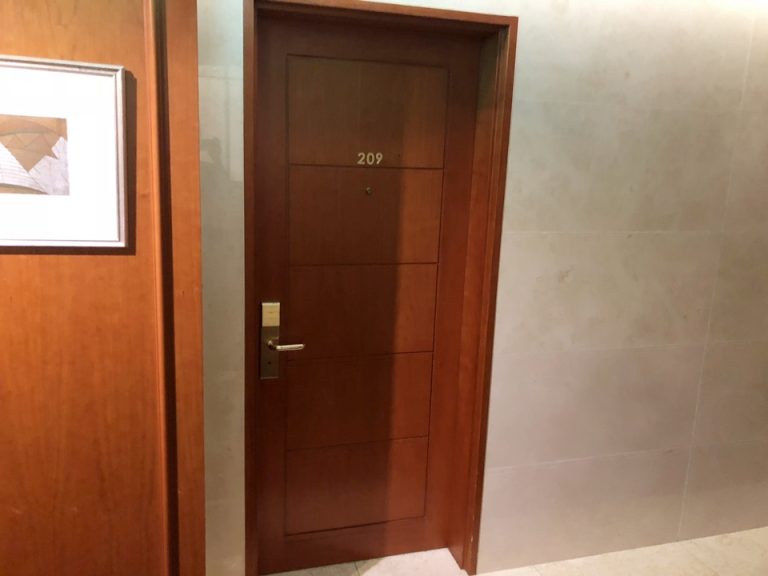 廊下から見た客室