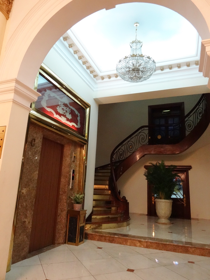 フロント手前のエレベーターホール