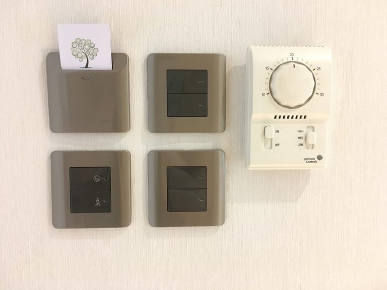 入り口横のスイッチ、到着した時はエアコンが15度にセットされていて寒かったです。