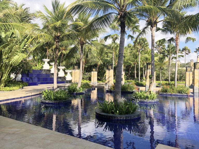 外に向かう通路