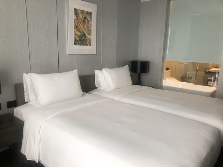 ベッド横はバスルーム。