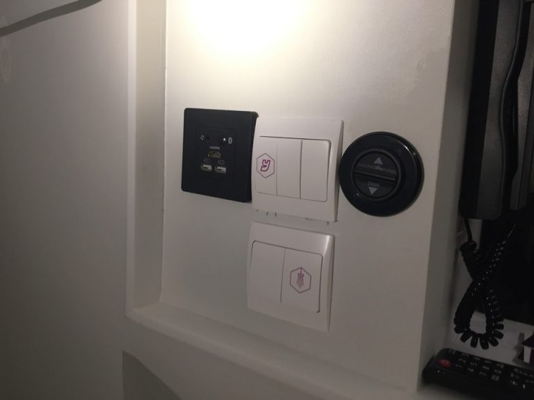 電気スイッチと充電プラグ