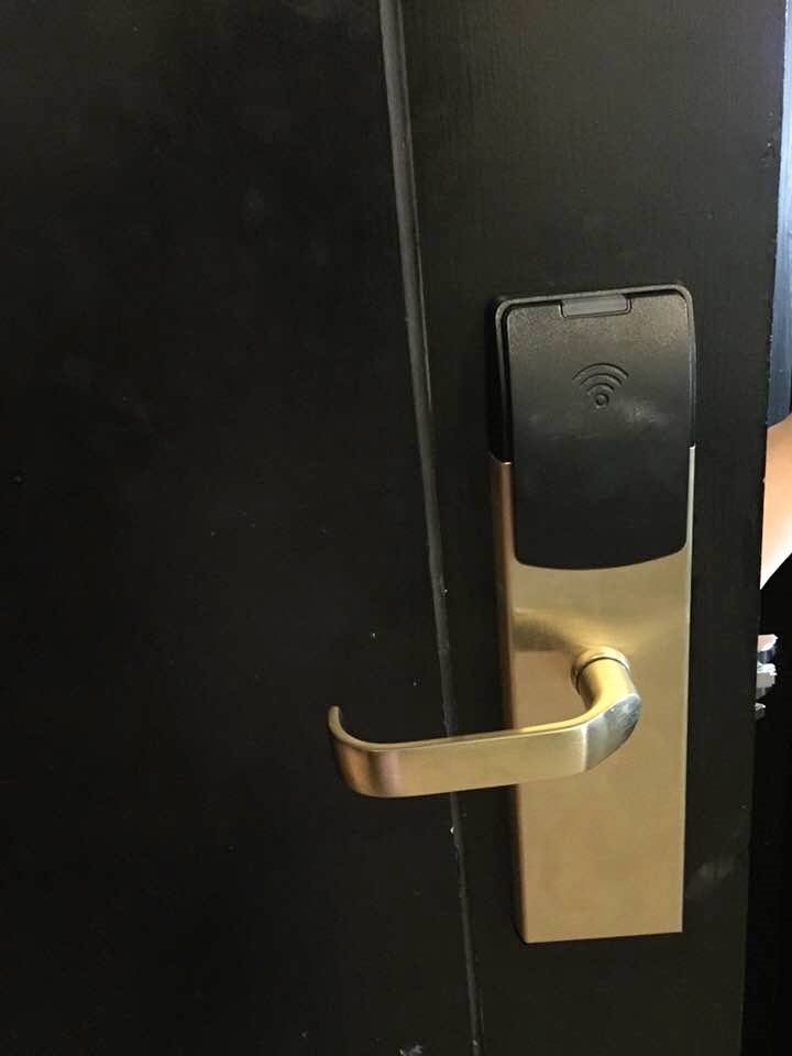 ドアはカードキーで操作