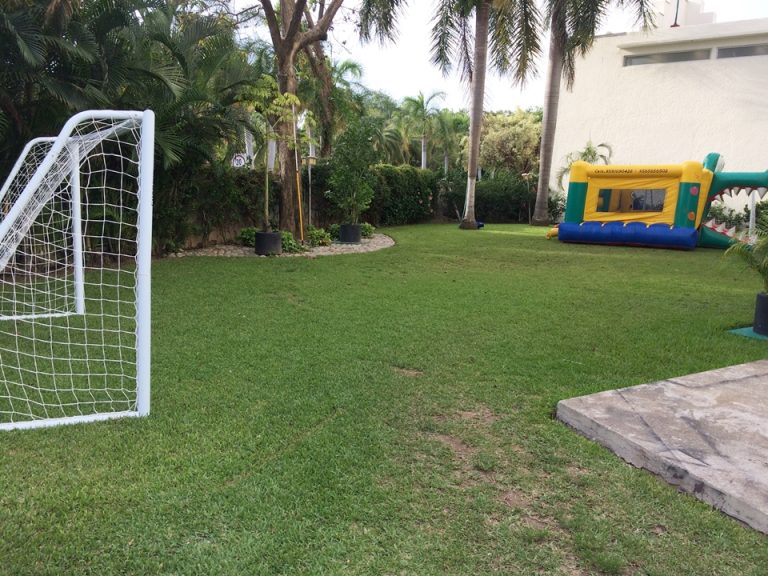 プールわきにある子供の遊び場